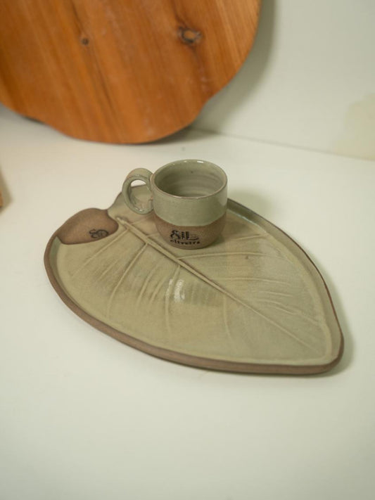 Xícara Reta com Alça Arco com prato folha natural personalizada