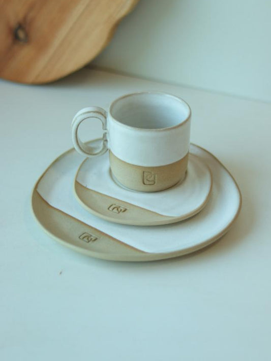 Xícara Reta com Alça Arco com pires e prato de sobremesa orgânico personalizada