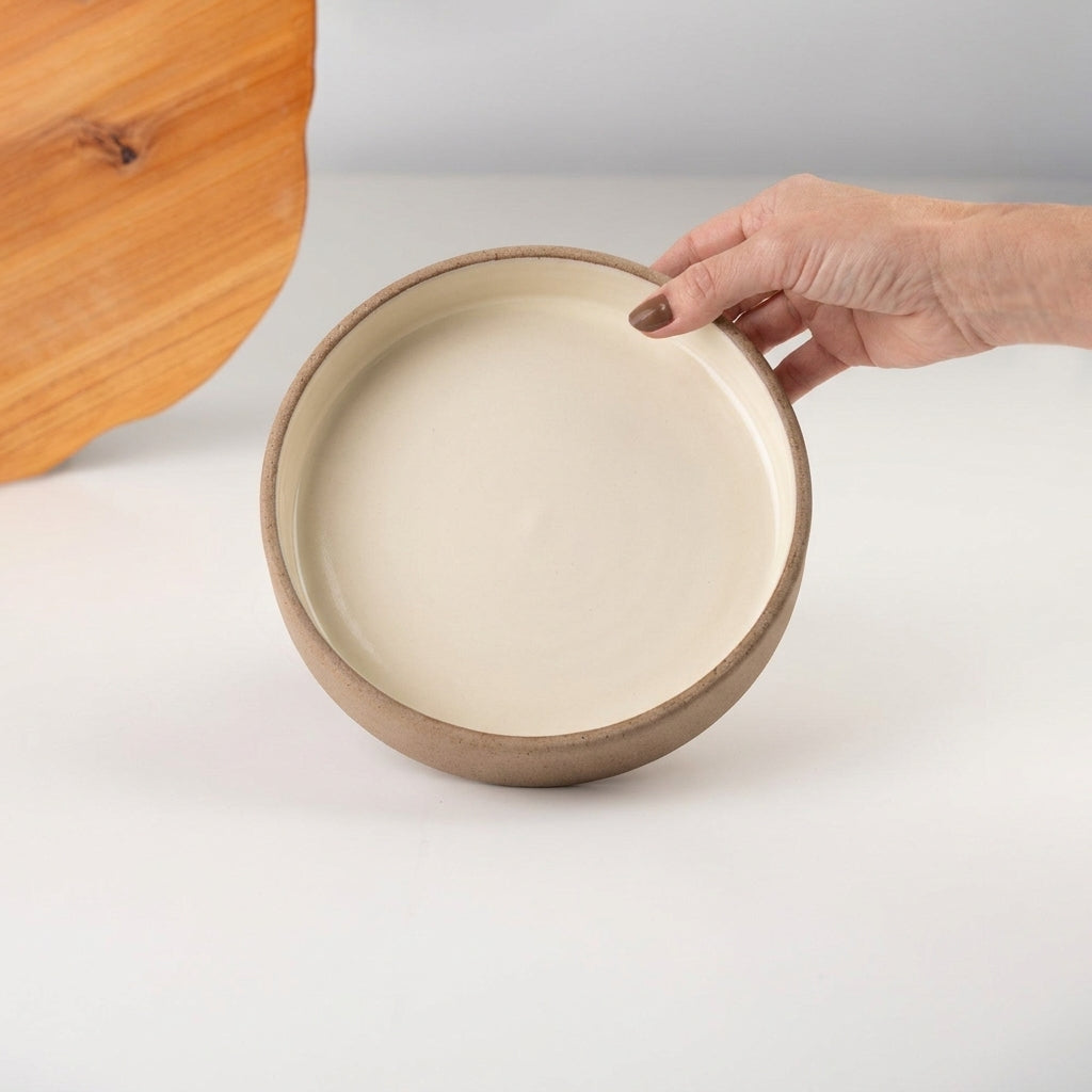 Bowl borda reta em cerâmica artesanal — tamanho 19cm x 4cm, argila Cappuccino, esmalte Branco AMME