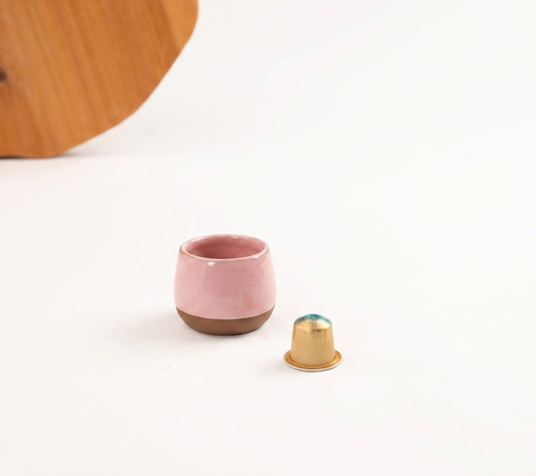 Copinho Cumbuca em cerâmica artesanal — tamanho 100ML, argila Cappuccino, esmalte Rosa Barbie