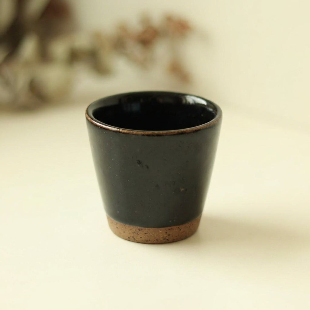 Copinho Tulipa em cerâmica artesanal — argila Flocos, esmalte Preto Ébano