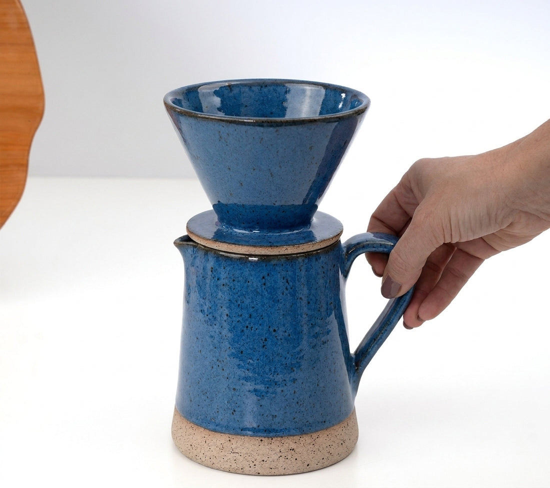 Jarra Reta com porta filtro em cerâmica artesanal — argila Flocos, esmalte Azul Safira