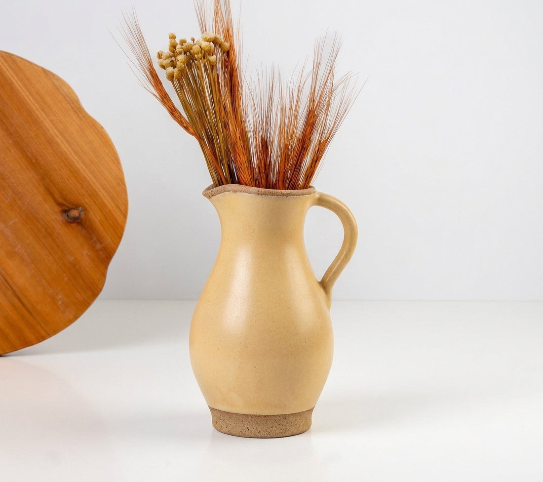 Jarra Silhueta em cerâmica artesanal — argila Cappuccino, esmalte Pedra Sabão