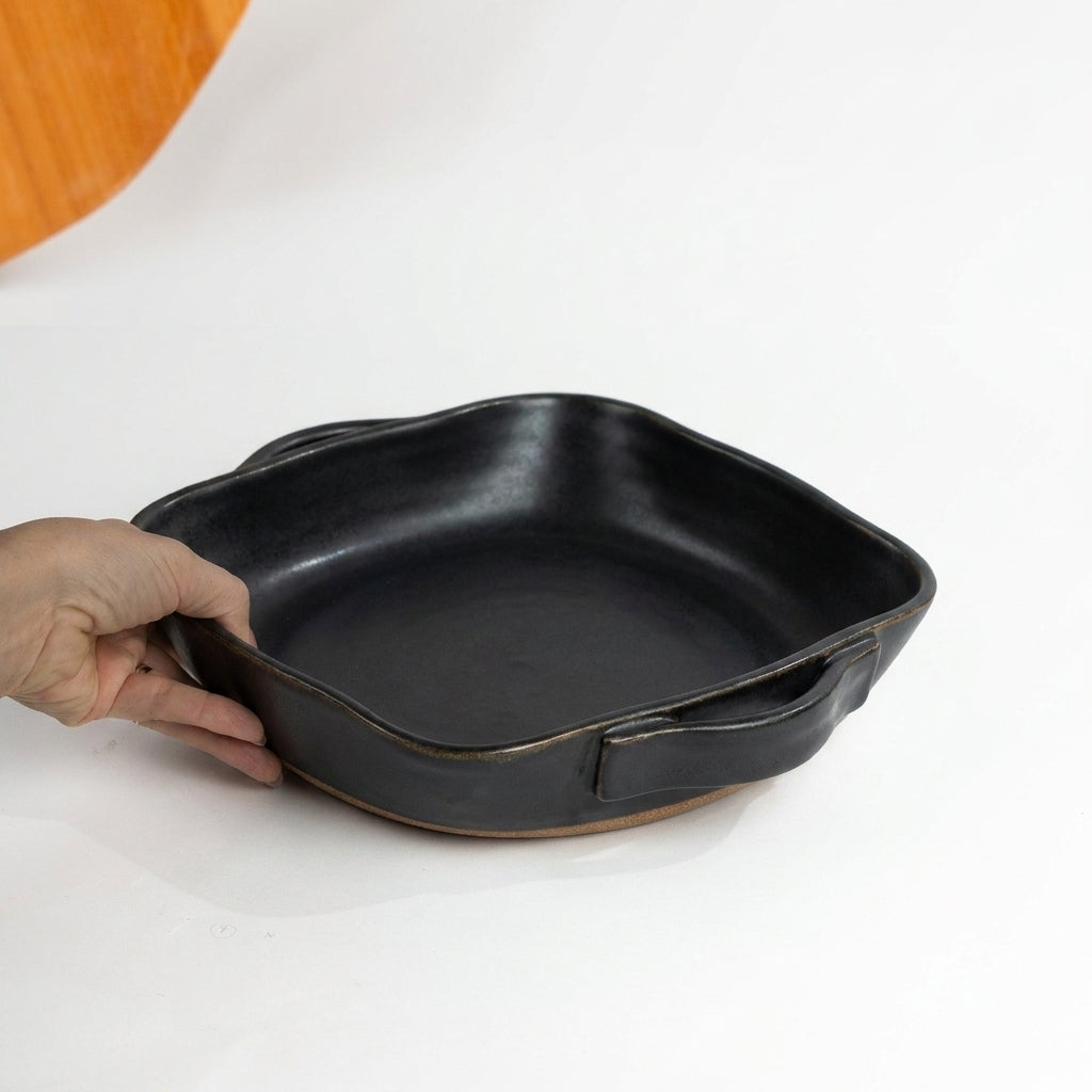 Assadeira quadrada com alças em cerâmica artesanal — tamanho 26CM x 26CM, argila Cappuccino, esmalte Preto Acetinado