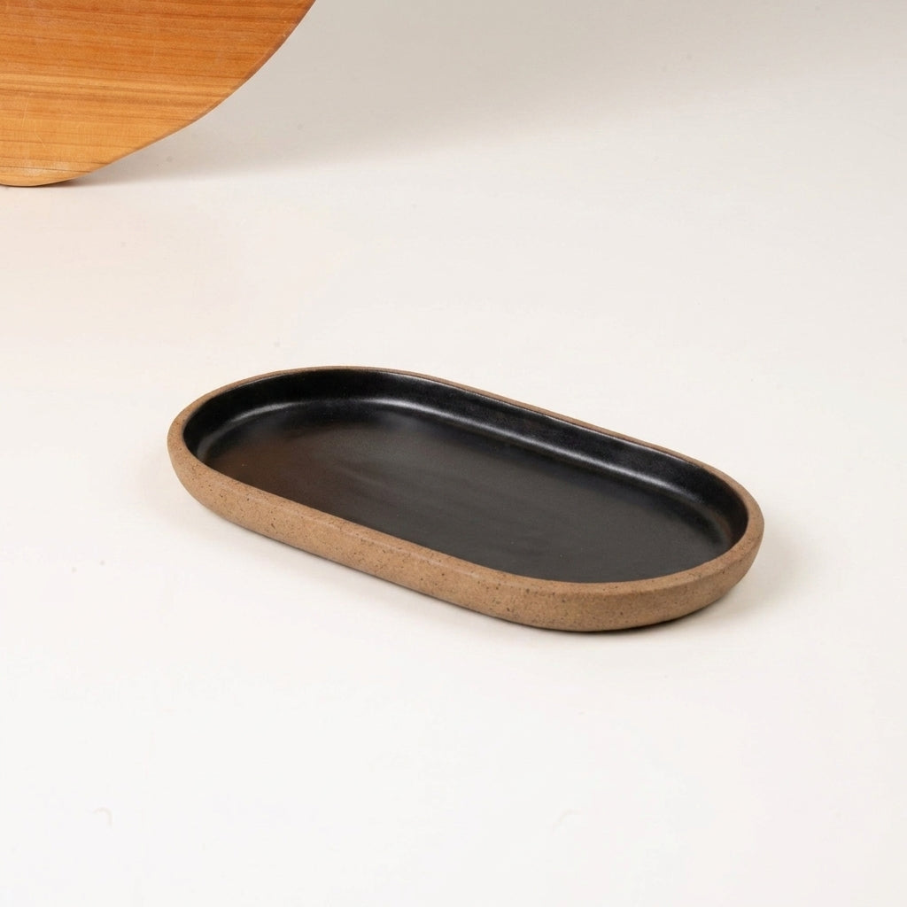 Pires alongado em cerâmica artesanal — argila Cappuccino, esmalte Preto Acetinado
