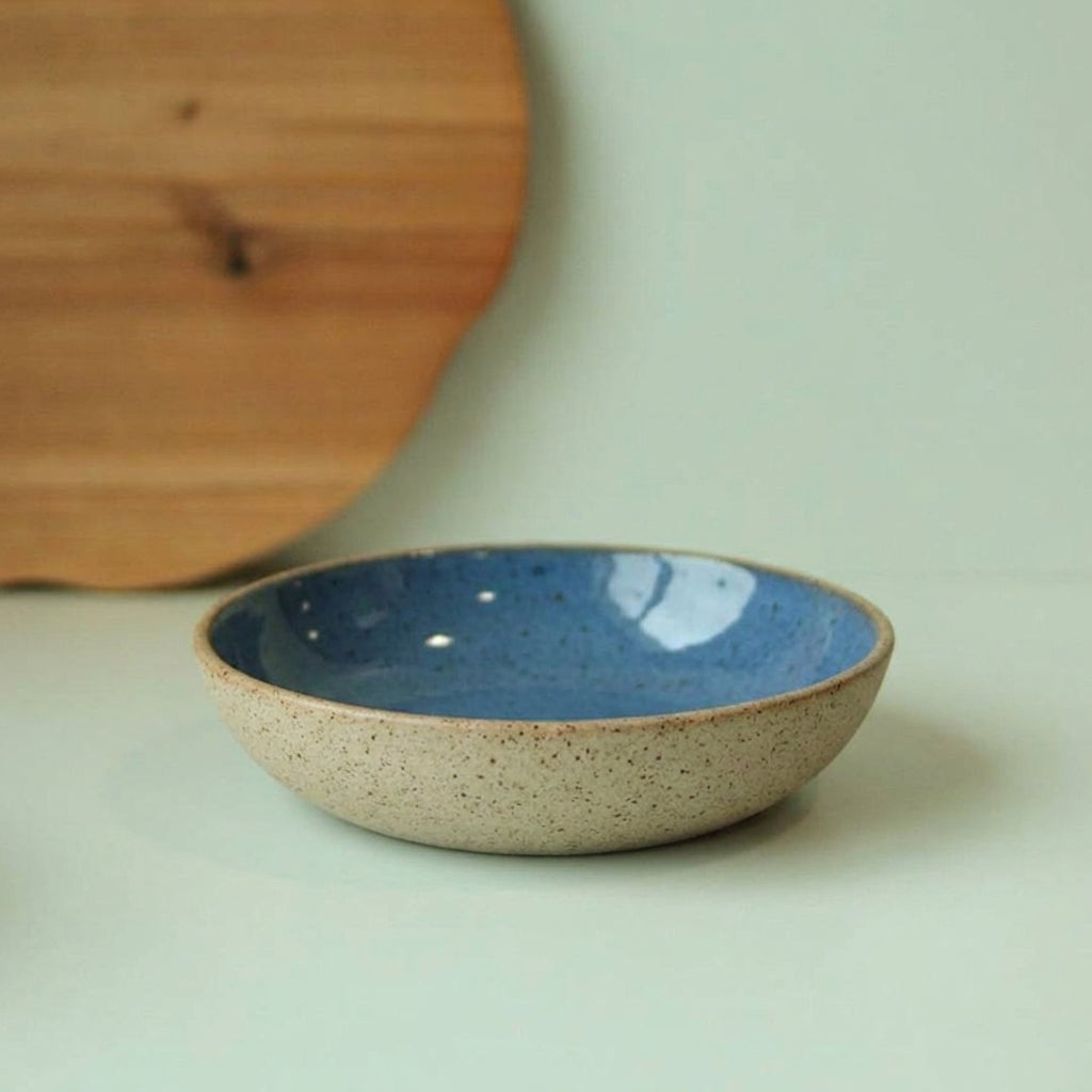 Prato Encontro Fundo em cerâmica artesanal — tamanho 28CM, argila Flocos, esmalte Azul Safira