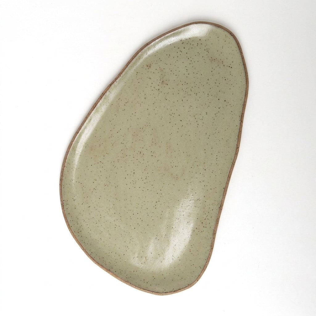 Tábua de Frios Oval Orgânica em cerâmica artesanal — argila Flocos, esmalte Verde Pompeia