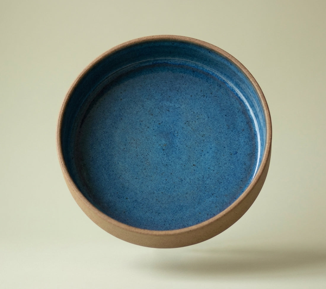 Travessa Redonda Borda Reta em cerâmica artesanal — tamanho 30CM x 6CM, argila Cappuccino, esmalte Azul Safira