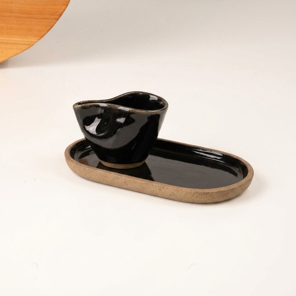 Xícara Andorinha com pires alongado em cerâmica artesanal — tamanho 180ML, argila Cappuccino, esmalte Preto Ébano