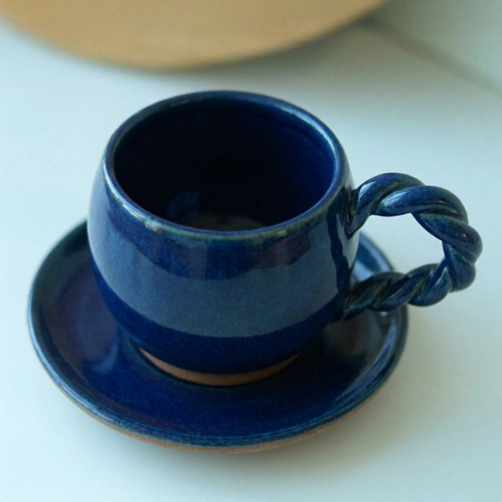 Xícara Esfera com Alça Espiral em cerâmica artesanal — tamanho 250ML, argila Cappuccino, esmalte Lazuli