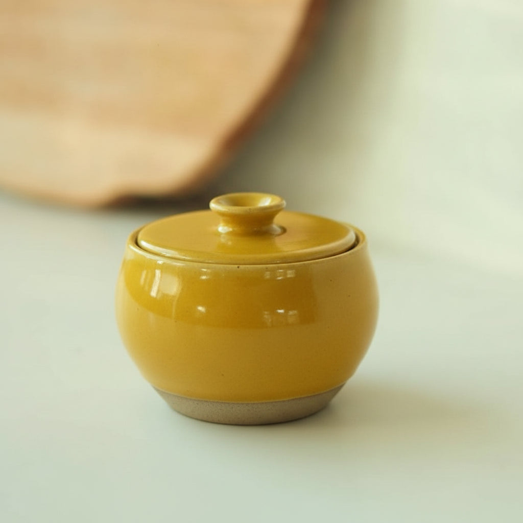 Açucareiro abaloado com tampa em cerâmica artesanal — argila Cappuccino, esmalte Amarelo Intenso