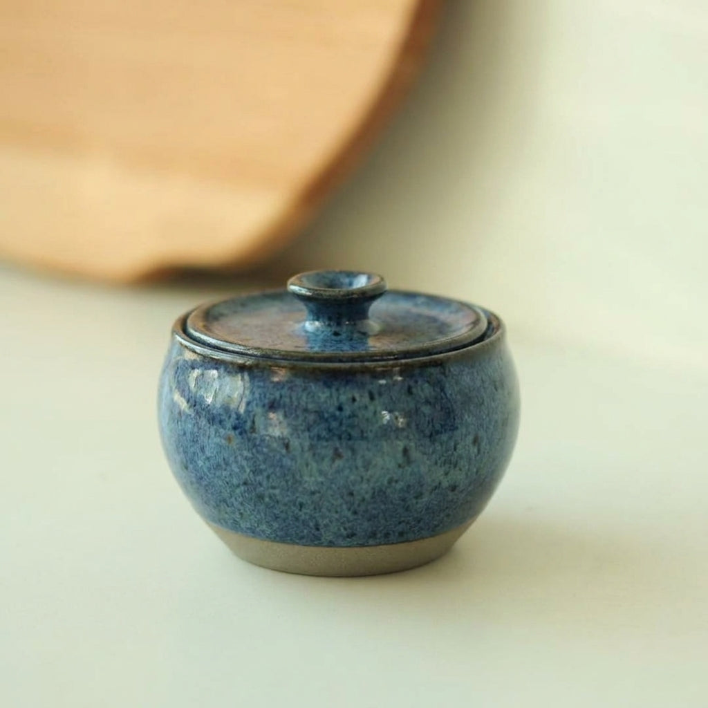 Açucareiro abaloado com tampa em cerâmica artesanal — argila Cappuccino, esmalte Azul Safira