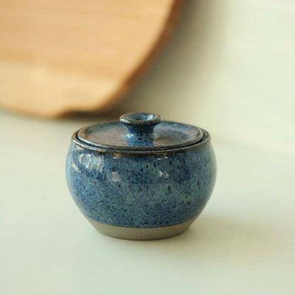 Açucareiro abaloado com tampa em cerâmica artesanal — argila Cappuccino, esmalte Azul Safira