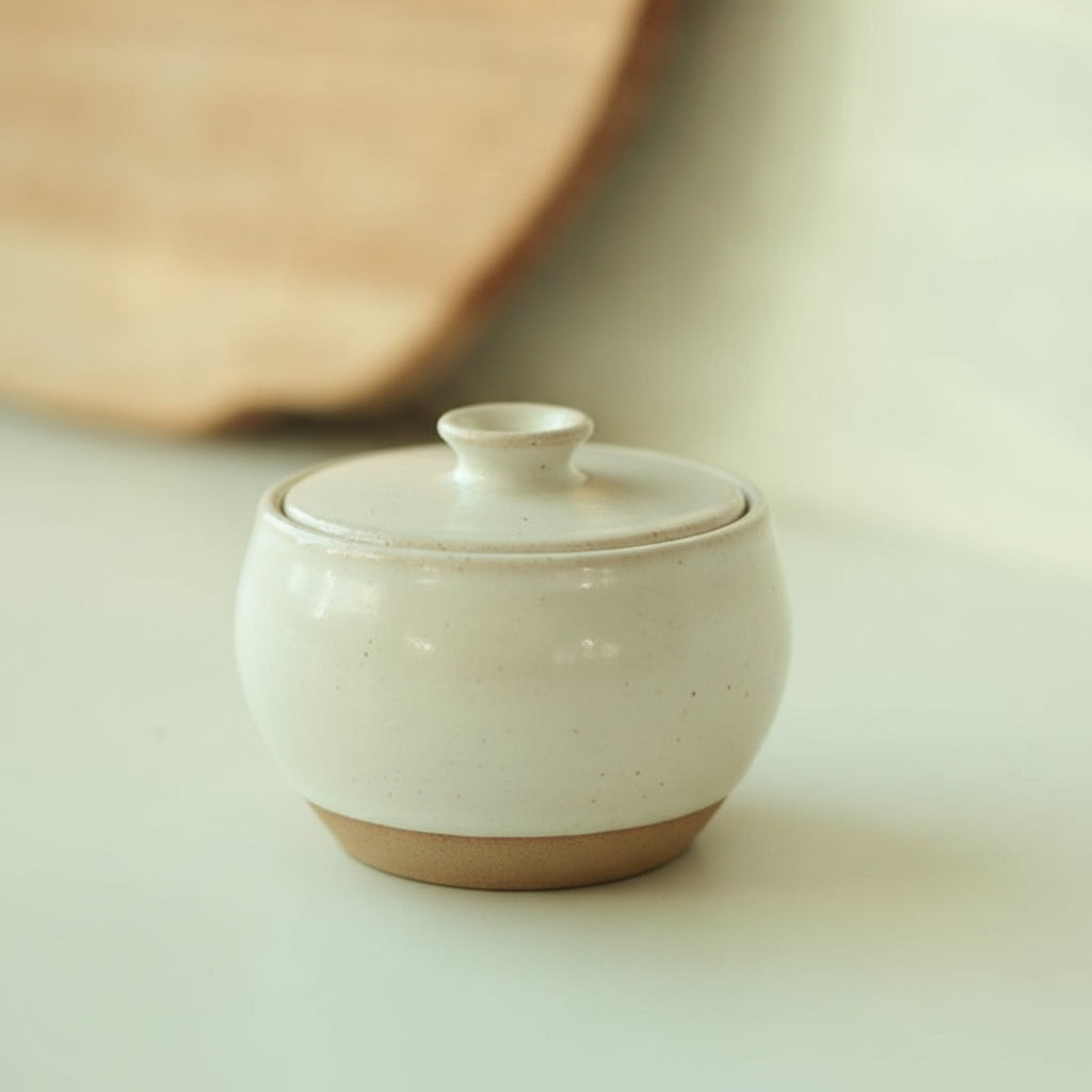 Açucareiro abaloado com tampa em cerâmica artesanal — argila Cappuccino, esmalte Branco AMME