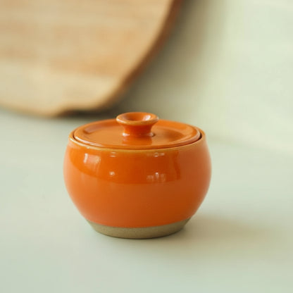 Açucareiro abaloado com tampa em cerâmica artesanal — argila Cappuccino, esmalte Laranja Intenso
