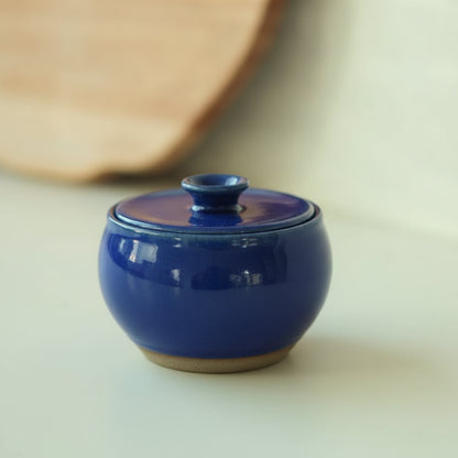 Açucareiro abaloado com tampa em cerâmica artesanal — argila Cappuccino, esmalte Lazuli