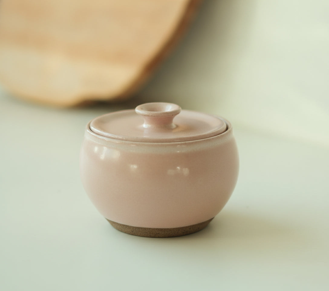 Açucareiro abaloado com tampa em cerâmica artesanal — argila Cappuccino, esmalte Nude