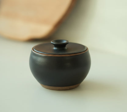 Açucareiro abaloado com tampa em cerâmica artesanal — argila Cappuccino, esmalte Preto Acetinado