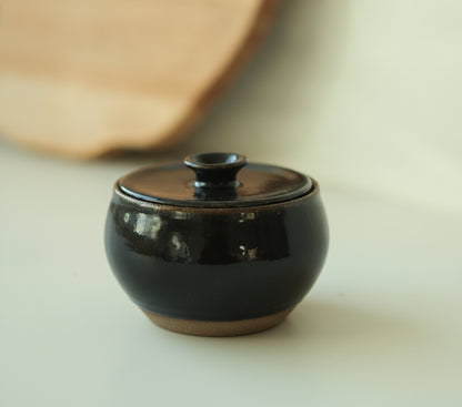 Açucareiro abaloado com tampa em cerâmica artesanal — argila Cappuccino, esmalte Preto Ébano