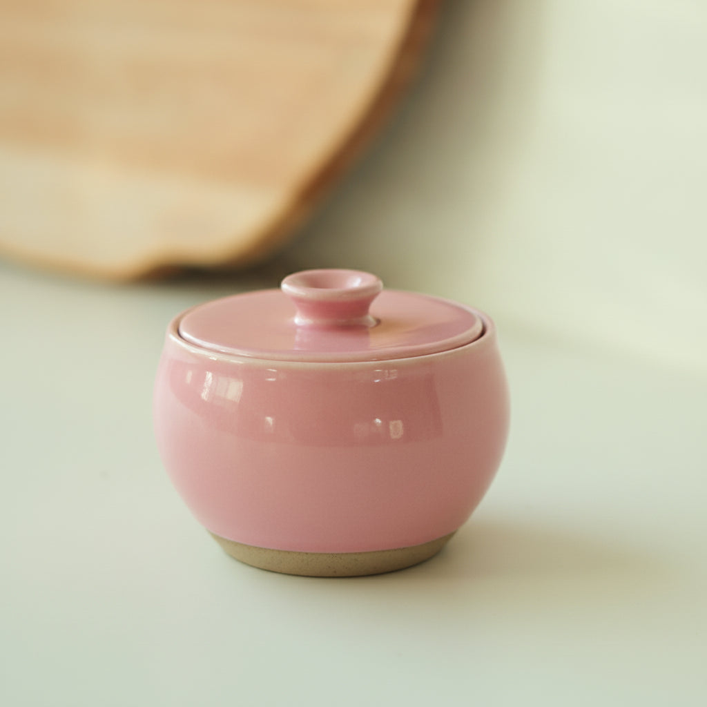 Açucareiro abaloado com tampa em cerâmica artesanal — argila Cappuccino, esmalte Rosa Barbie