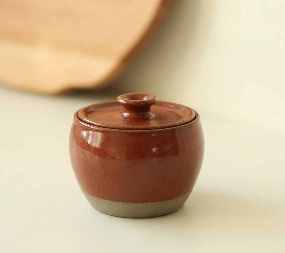 Açucareiro abaloado com tampa em cerâmica artesanal — argila Cappuccino, esmalte Sol de Terracota