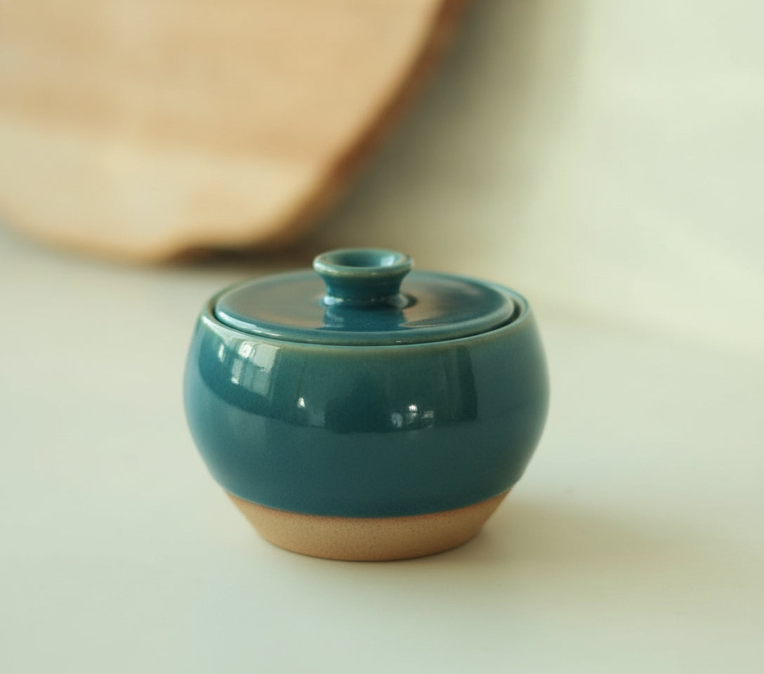 Açucareiro abaloado com tampa em cerâmica artesanal — argila Cappuccino, esmalte Verde Exército
