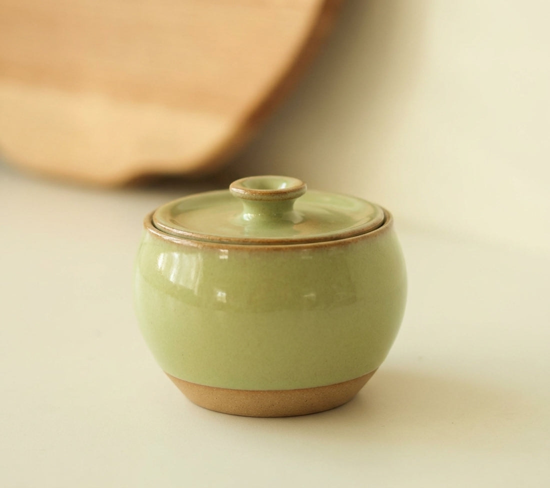 Açucareiro abaloado com tampa em cerâmica artesanal — argila Cappuccino, esmalte Verde Menta