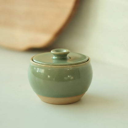 Açucareiro abaloado com tampa em cerâmica artesanal — argila Cappuccino, esmalte Verde Pompeia
