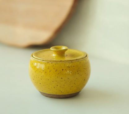 Açucareiro abaloado com tampa em cerâmica artesanal — argila Flocos, esmalte Amarelo Intenso