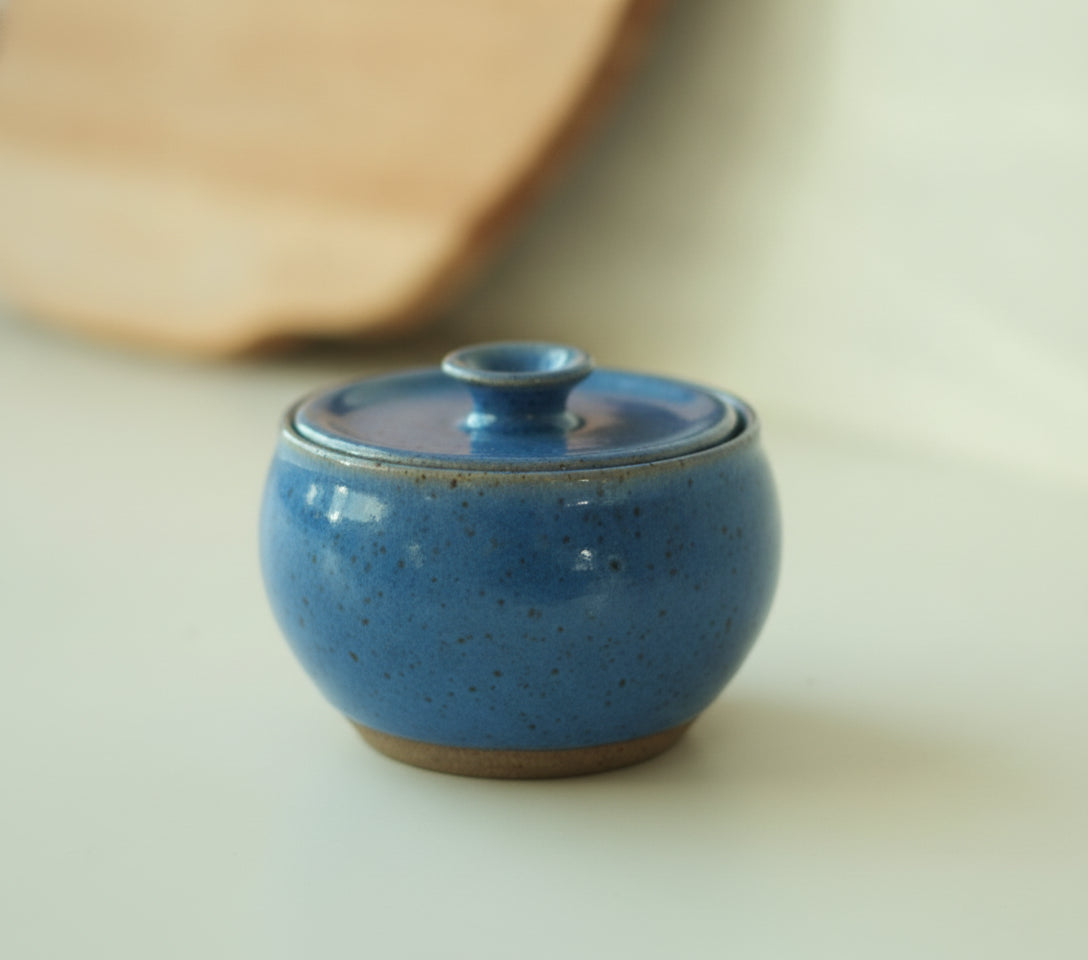 Açucareiro abaloado com tampa em cerâmica artesanal — argila Flocos, esmalte Azul Safira