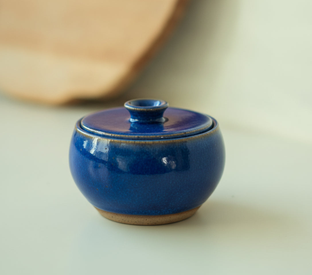Açucareiro abaloado com tampa em cerâmica artesanal — argila Flocos, esmalte Lazuli