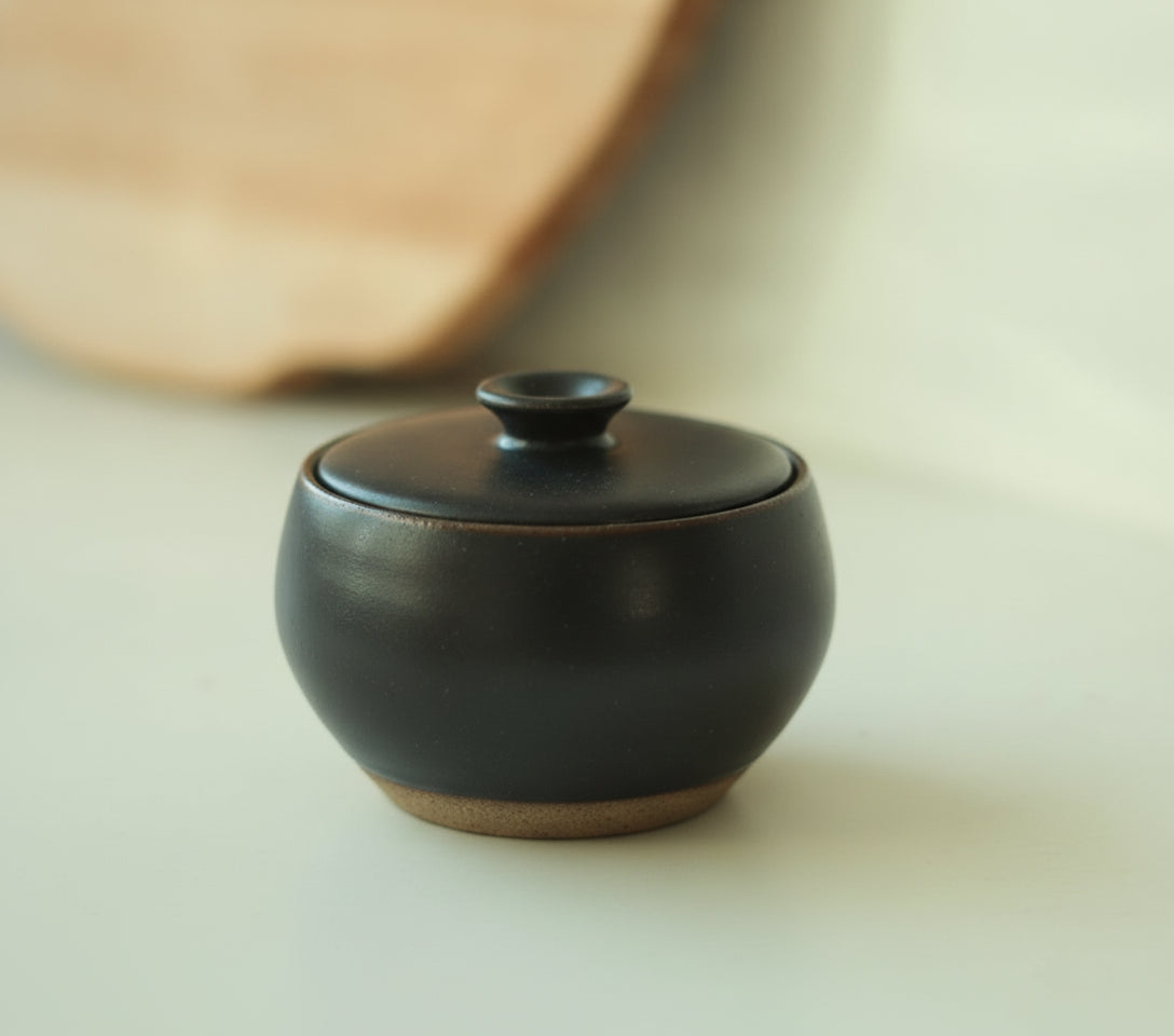 Açucareiro abaloado com tampa em cerâmica artesanal — argila Flocos, esmalte Preto Acetinado