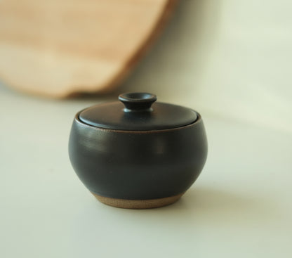 Açucareiro abaloado com tampa em cerâmica artesanal — argila Flocos, esmalte Preto Acetinado