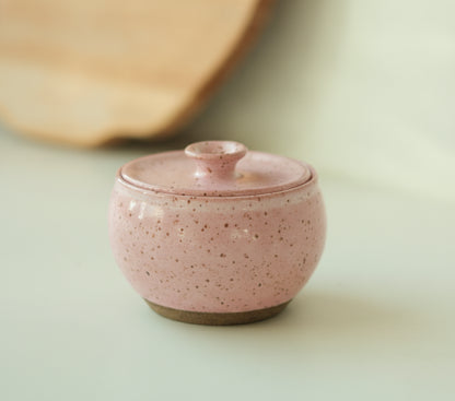 Açucareiro abaloado com tampa em cerâmica artesanal — argila Flocos, esmalte Rosa Barbie