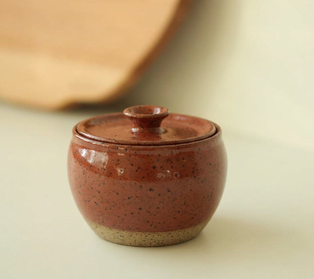 Açucareiro abaloado com tampa em cerâmica artesanal — argila Flocos, esmalte Sol de Terracota