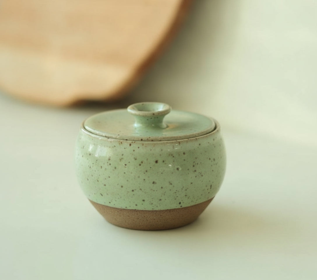 Açucareiro abaloado com tampa em cerâmica artesanal — argila Flocos, esmalte Verde Menta