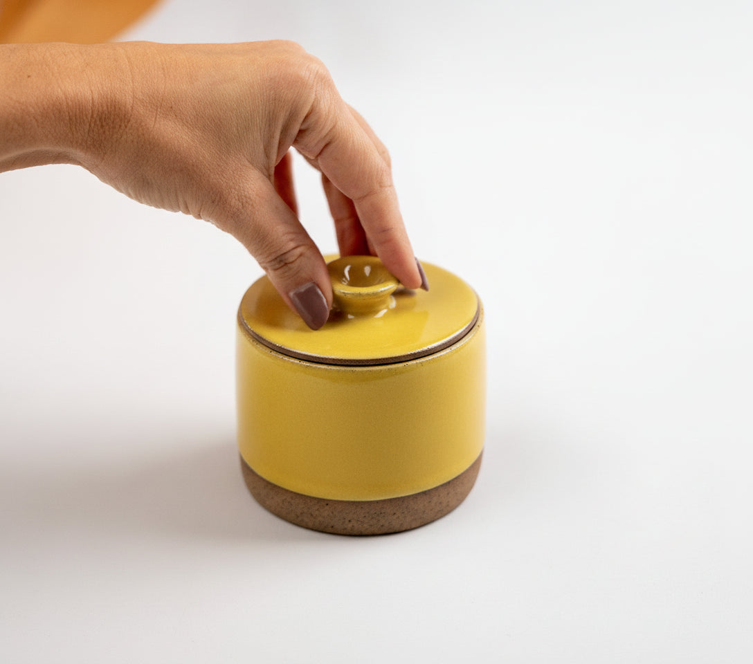 Açucareiro reto com tampa em cerâmica artesanal — argila Cappuccino, esmalte Amarelo Intenso