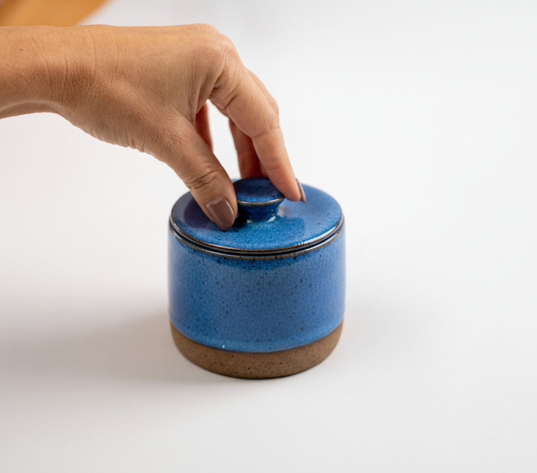 Açucareiro reto com tampa em cerâmica artesanal — argila Cappuccino, esmalte Azul Safira