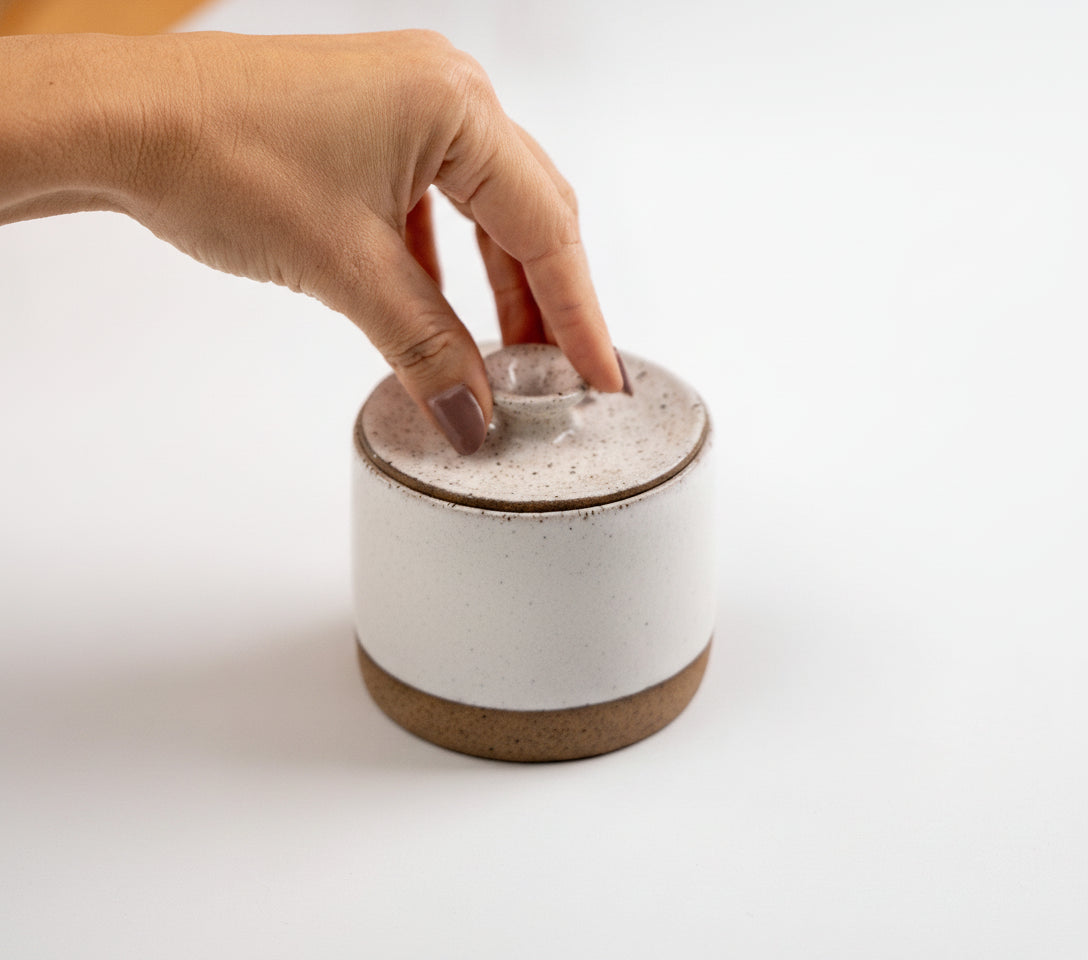 Açucareiro reto com tampa em cerâmica artesanal — argila Cappuccino, esmalte Branco AMME