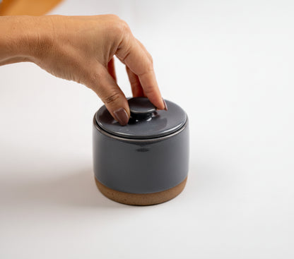 Açucareiro reto com tampa em cerâmica artesanal — argila Cappuccino, esmalte Grafite
