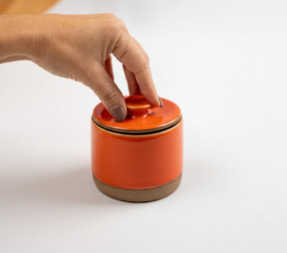 Açucareiro reto com tampa em cerâmica artesanal — argila Cappuccino, esmalte Laranja Intenso