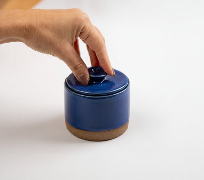 Açucareiro reto com tampa em cerâmica artesanal — argila Cappuccino, esmalte Lazuli