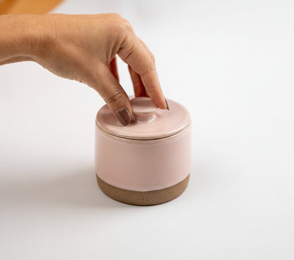 Açucareiro reto com tampa em cerâmica artesanal — argila Cappuccino, esmalte Nude