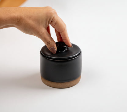 Açucareiro reto com tampa em cerâmica artesanal — argila Cappuccino, esmalte Preto Acetinado