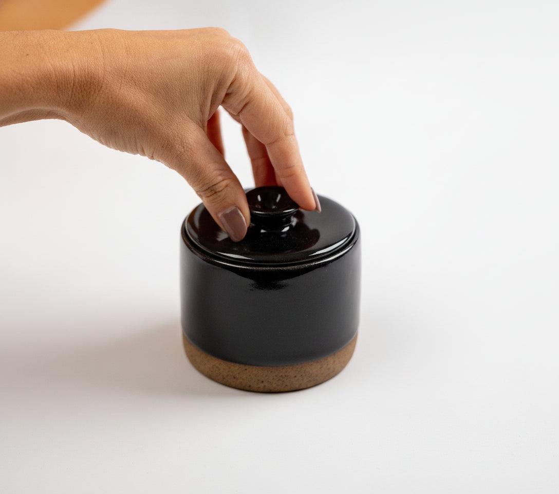 Açucareiro reto com tampa em cerâmica artesanal — argila Cappuccino, esmalte Preto Ébano