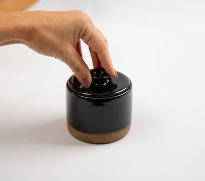 Açucareiro reto com tampa em cerâmica artesanal — argila Cappuccino, esmalte Preto Ébano