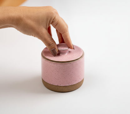 Açucareiro reto com tampa em cerâmica artesanal — argila Cappuccino, esmalte Rosa Barbie