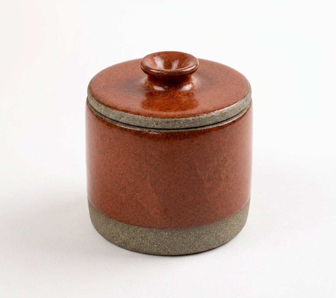 Açucareiro reto com tampa em cerâmica artesanal — argila Cappuccino, esmalte Sol de Terracota
