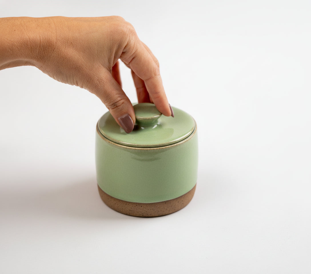 Açucareiro reto com tampa em cerâmica artesanal — argila Cappuccino, esmalte Verde Menta