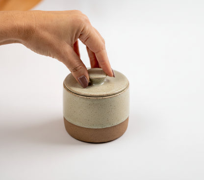 Açucareiro reto com tampa em cerâmica artesanal — argila Cappuccino, esmalte Verde Pompeia